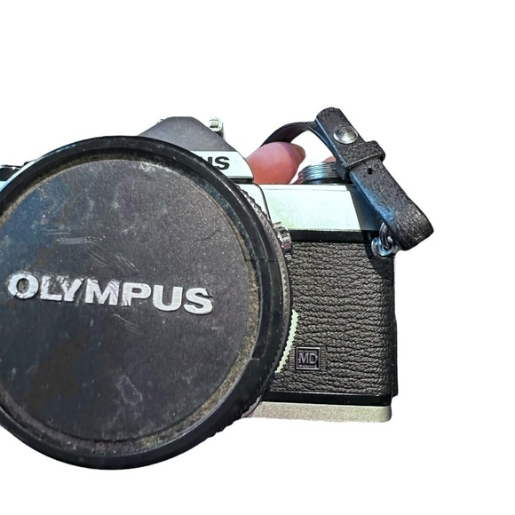 Vintage Olympus OM-1 35mm Photography Camera with Flash Attachment and Cases - Picture 8 of 16